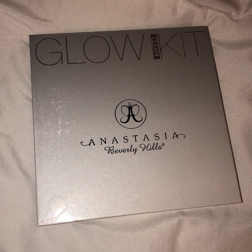Anastasia Beverly Hills Glow kit “GLEAM”